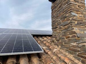 Comparativa placas solares conectadas a red o aisladas